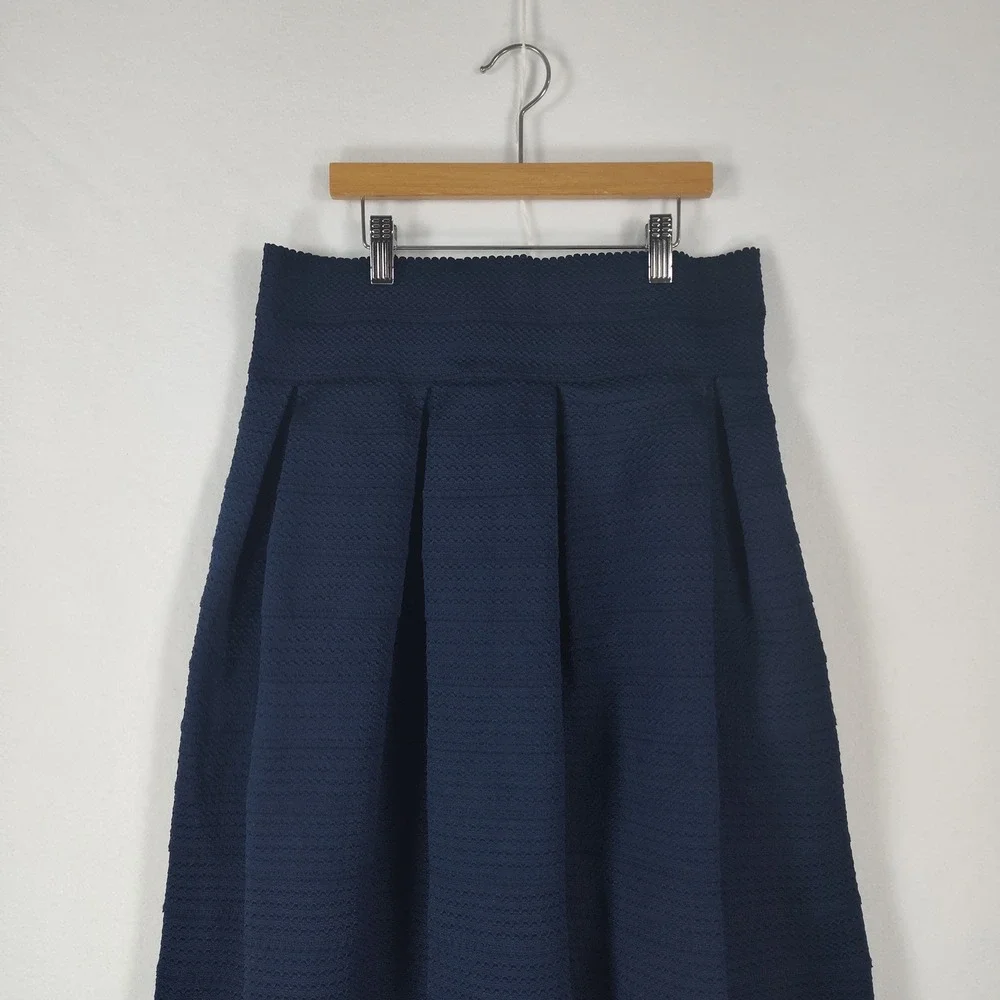 New York & Company 7th Avenue Navy Blue Textured Pleated A-Line Skirt Medium